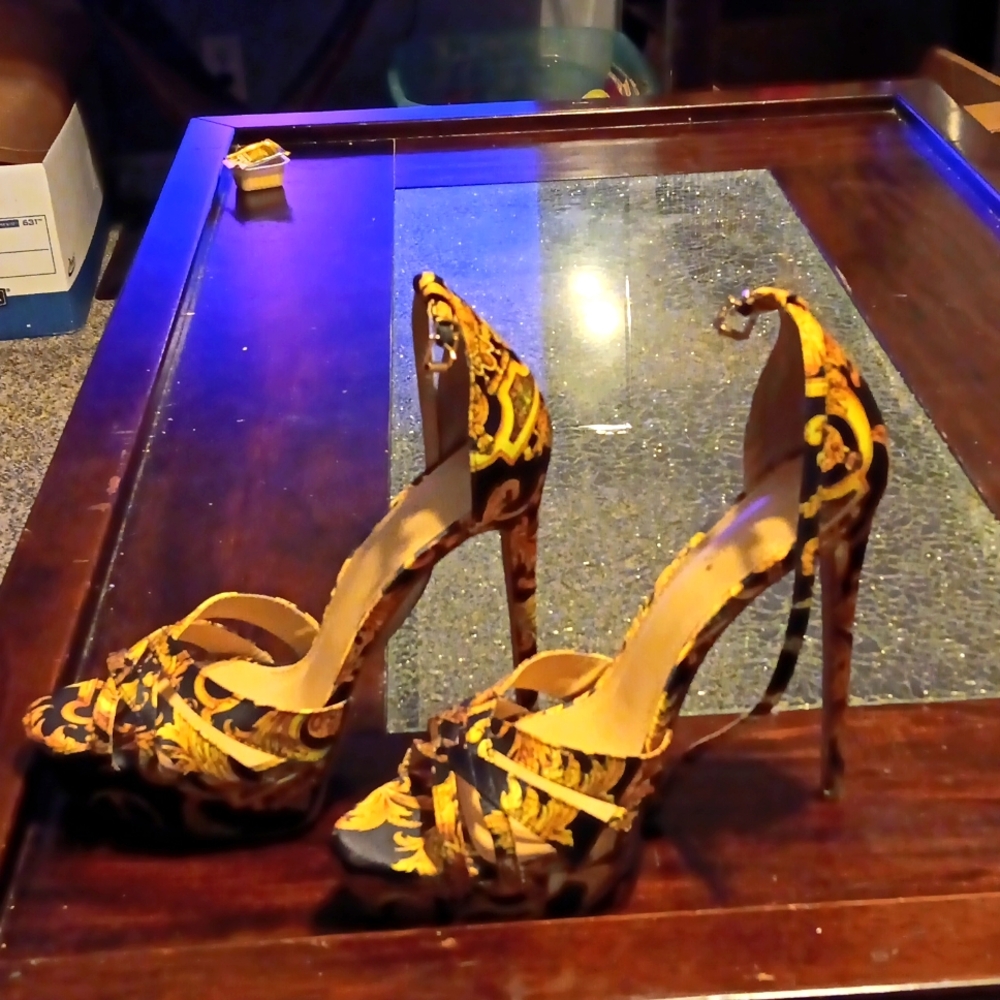 Shoe Dazzle size 12 black and gold, beige